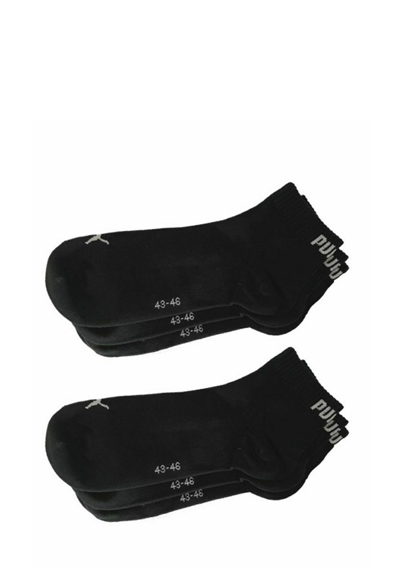 Schwarze Sportsocken im Viererpack, mit Größenetiketten 43-46, ausgestattet mit einem gerippten Bündchen und minimalistischem Logodetail. Glatte Textur.