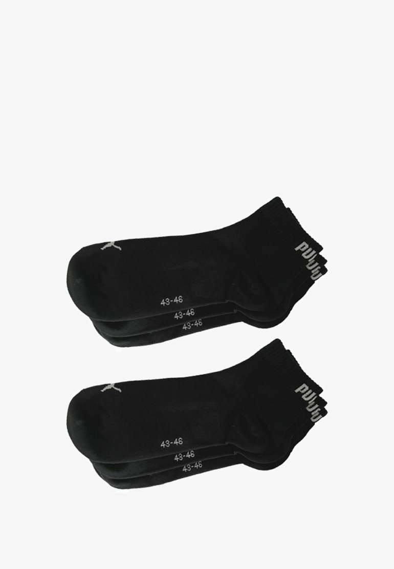 Schwarze Sportsocken im Viererpack, mit Größenetiketten 43-46, ausgestattet mit einem gerippten Bündchen und minimalistischem Logodetail. Glatte Textur.