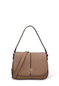 Bruine leren handtas met een getextureerd oppervlak, gouden logo-accent en verstelbare schouderriem. Voorzien van een klep met zwarte naaddetails.