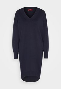 Robe tricotée bleu marine avec un décolleté en V, des manches longues et une texture côtelée. Présente un ourlet asymétrique et une coupe décontractée.