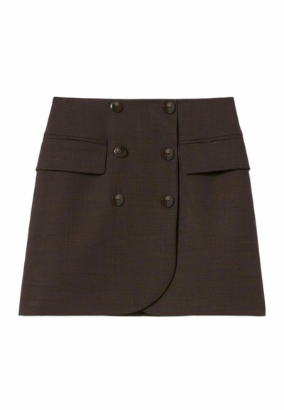 Mini gonna marrone scuro dal design strutturato, con due tasche frontali e chiusura a doppio bottone sul davanti. Tessuto morbido al tatto.