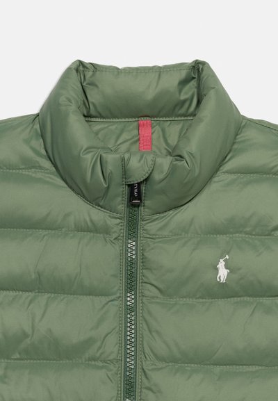 Πράσινο καπιτονέ μπουφάν με ψηλό γιακά, κεντρικό φερμουάρ, κόκκινη εσωτερική θηλιά και λευκό κεντητό λογότυπο αλόγου και ιππέα στο στήθος.
