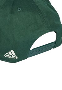 Cappellino da baseball verde realizzato in tessuto testurizzato, con logo Adidas bianco, fibbia regolabile in plastica sul retro e foro di ventilazione cucito.