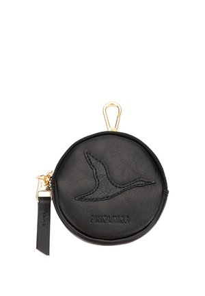 Monedero redondo de cuero negro con diseño bordado de pájaro, cremallera y cierre dorados, y nombre de la marca Pikolinos.