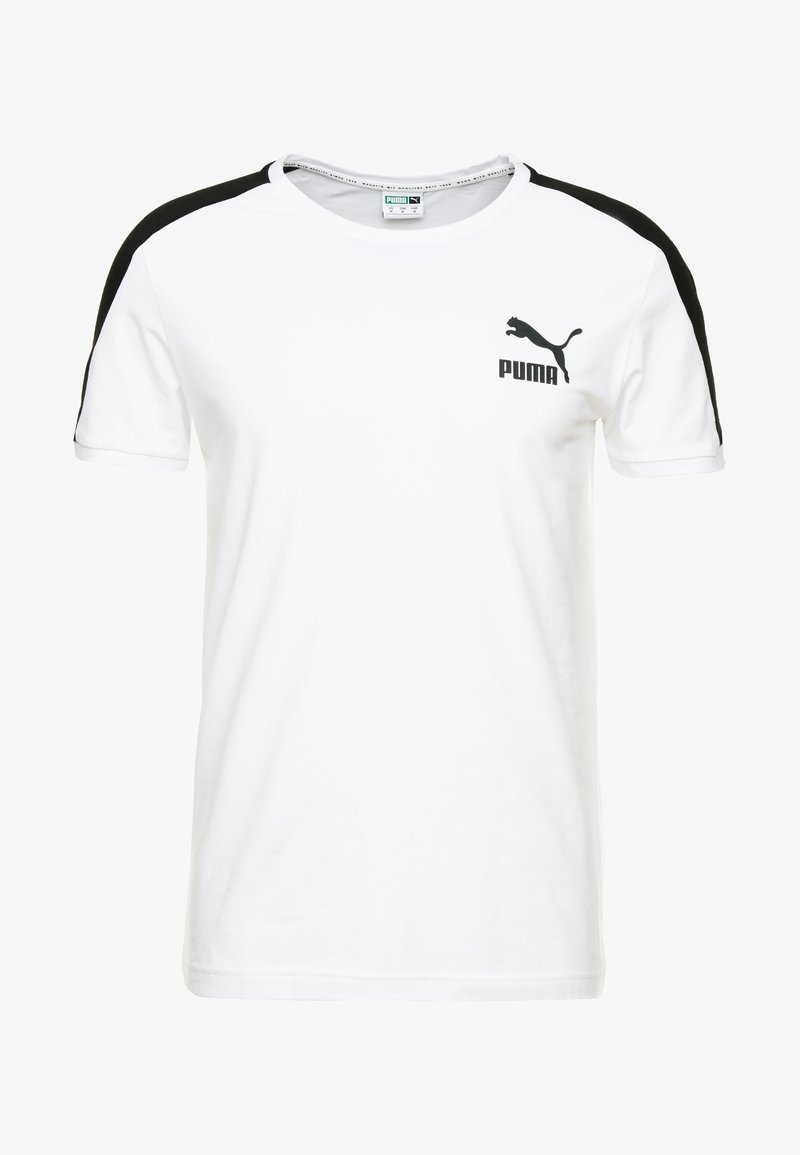 Camiseta de algodón blanca con acentos negros en los hombros. Presenta un pequeño logo negro de Puma en el pecho y un escote de tipo crew.