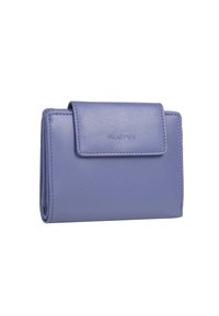 Portafoglio in pelle lavanda con chiusura a patta, caratterizzato da una texture liscia e un logo impresso. Forma rettangolare compatta con cuciture visibili.
