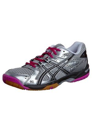 Srebrno-czarne buty sportowe z różowymi sznurowadłami i detalami na podeszwie, oddychająca siateczkowa cholewka oraz widoczna amortyzacja GEL w okolicy palców.