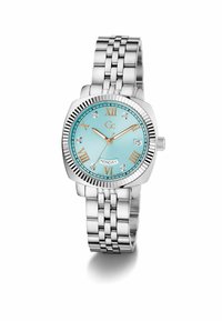 Reloj de pulsera metálico plateado con un dial cuadrado turquesa. Tiene números romanos, acentos de diamantes y una pulsera de eslabones plateados. Pantalla de fecha a las 3 en punto.