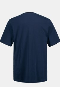 Camiseta de algodón azul marino con mangas cortas, cuello redondo y diseño liso. Textura suave y ajuste relajado con un dobladillo recto.