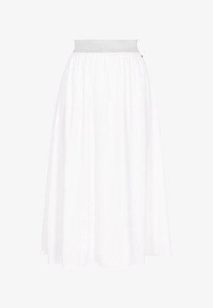 Valge maksiseelik, millel on voolav disain, tekstureeritud hõbedasest elastikvööga ja kogutud detailiga vööl.