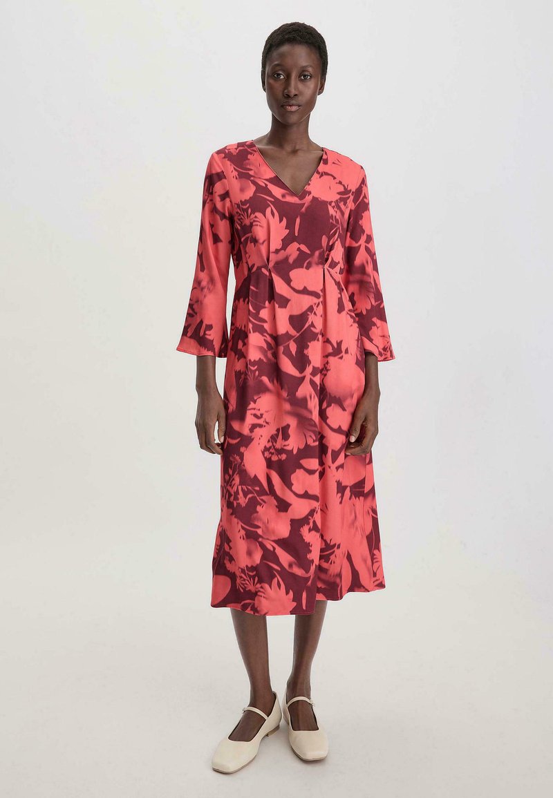 Vestido midi floral en vibrantes tonos rojos y rosas, con escote en V, mangas tres cuartos y una silueta relajada. Acabado de tela suave.