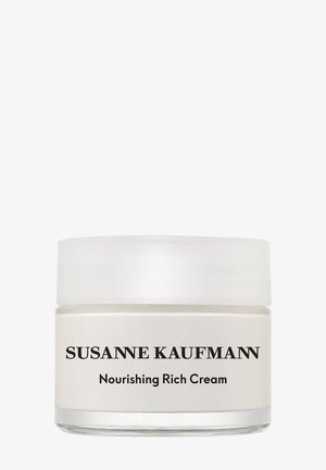 Crema Rica Nutritiva Susanne Kaufmann en un frasco blanco con texto negro y tapa blanca translúcida.
