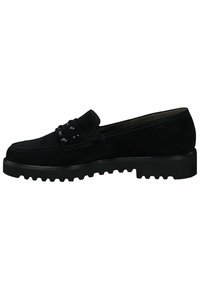 Zapato negro de ante sin cordones con puntera redondeada, tachuelas decorativas en la parte superior y suela de goma texturizada con patrones de relieve profundos.