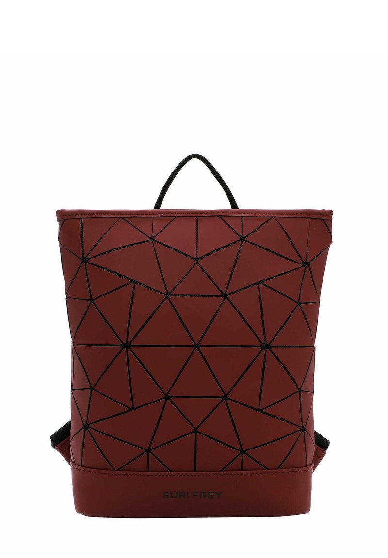 Punainen geometrisesti kuvioitu reppu, joka on valmistettu teksturoidusta materiaalista ja jossa on mustia yksityiskohtia, yläkahva ja säädettävät hihnat.