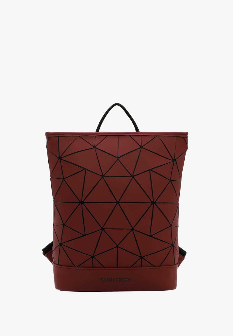 Punainen geometrisesti kuvioitu reppu, joka on valmistettu teksturoidusta materiaalista ja jossa on mustia yksityiskohtia, yläkahva ja säädettävät hihnat.