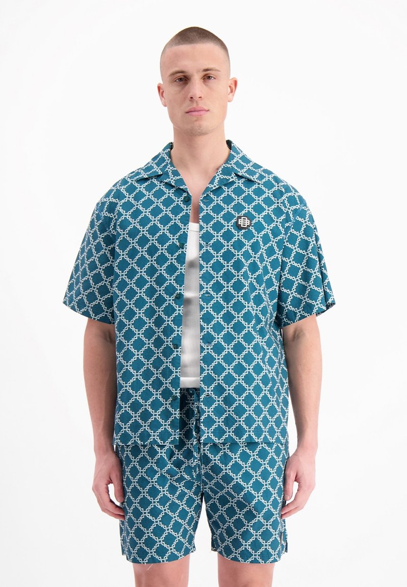 Korte mouwen teal shirt en korte broek set met wit geometrisch patroon en logo patch, gemaakt van lichtgewicht stof met een comfortabele pasvorm.