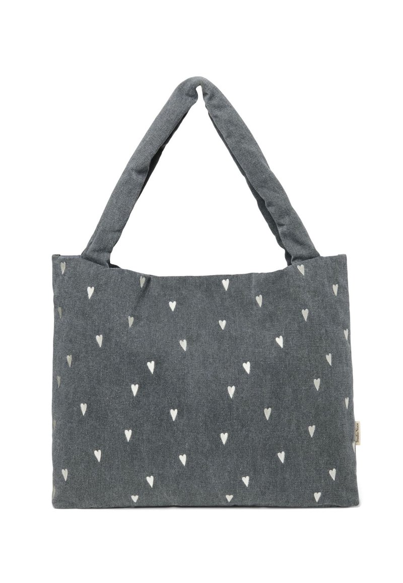 Sac fourre-tout en tissu gris avec des motifs de cœurs blancs, deux anses rembourrées et une forme structurée. Texture lisse avec un léger éclat.