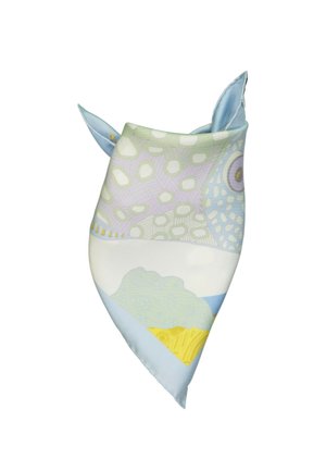 Foulard en soie bleu clair et blanc avec des formes abstraites et des motifs en vert pastel, jaune et violet, plié avec deux extrémités pointues visibles.