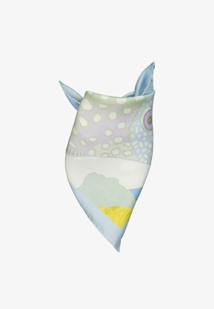 Foulard en soie bleu clair et blanc avec des formes abstraites et des motifs en vert pastel, jaune et violet, plié avec deux extrémités pointues visibles.