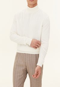 Oscar Jacobson SALIM ROLLNECK - Jumper - white shell