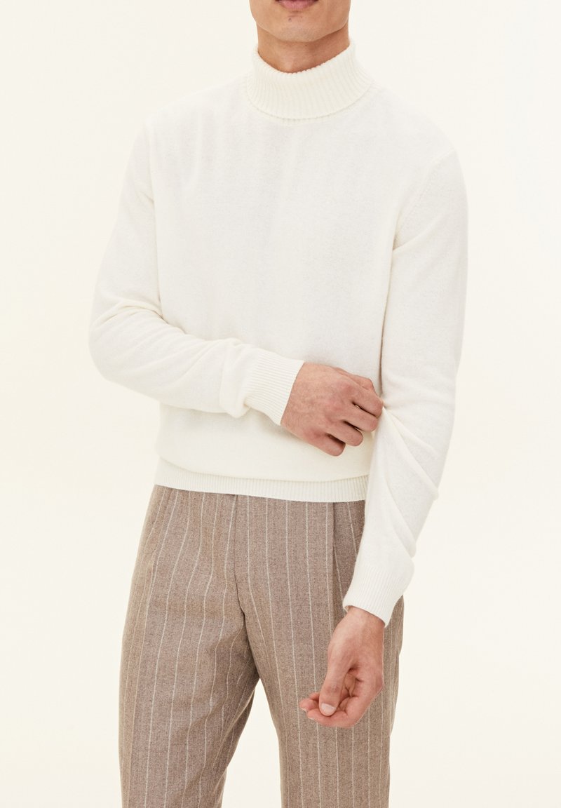 Oscar Jacobson SALIM ROLLNECK - Jumper - white shell