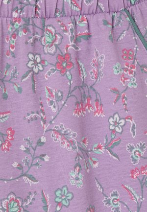 Paarse stof met een bloemmotief met rode, witte en muntgroene bloemen en bladeren, met geplooide stiksel aan de bovenkant.