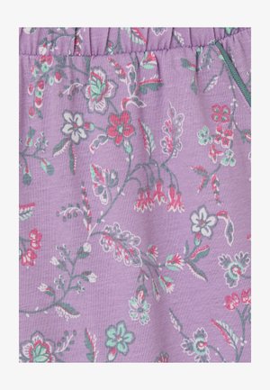 Paarse stof met een bloemmotief met rode, witte en muntgroene bloemen en bladeren, met geplooide stiksel aan de bovenkant.