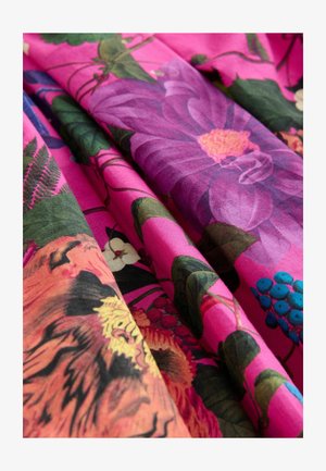 Ryškiai rožinė medžiaga su dideliais gėlių raštais purpurinės, oranžinės ir žalios spalvų, su tekstūromis, kurios svyruoja nuo lygių iki šiek tiek tekstūruotų.