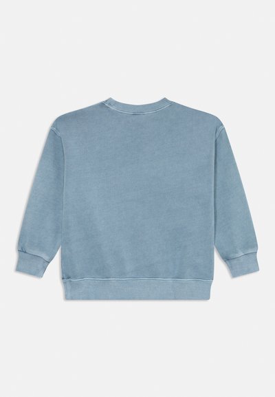 Hellblaues langärmliges Sweatshirt mit gerippten Bündchen, Saum und Rundhalsausschnitt, flach von hinten auf einem weißen Hintergrund präsentiert.