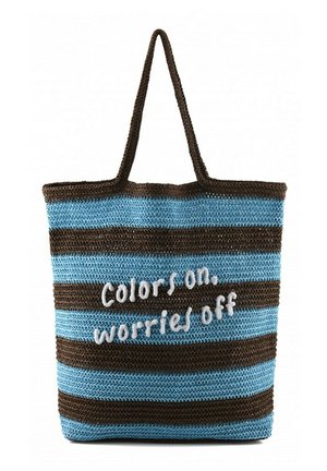 Borsa tote a righe blu e marroni all'uncinetto con due manici e la frase "Colors on, worries off" ricamata sul davanti.