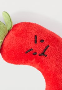 Κόκκινο μαλακό παιχνίδι πιπεριάς τσίλι με πράσινα υφασμάτινα φύλλα, με μαύρα κεντημένα χαρακτηριστικά προσώπου, απαλής υφής και καμπυλωτού σχήματος.