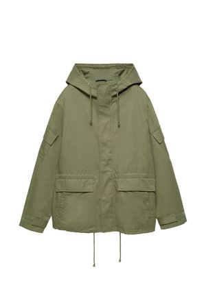 Veste à capuche vert olive avec poches avant à rabat, manches longues avec poignets réglables et cordons à la capuche et à l’ourlet.