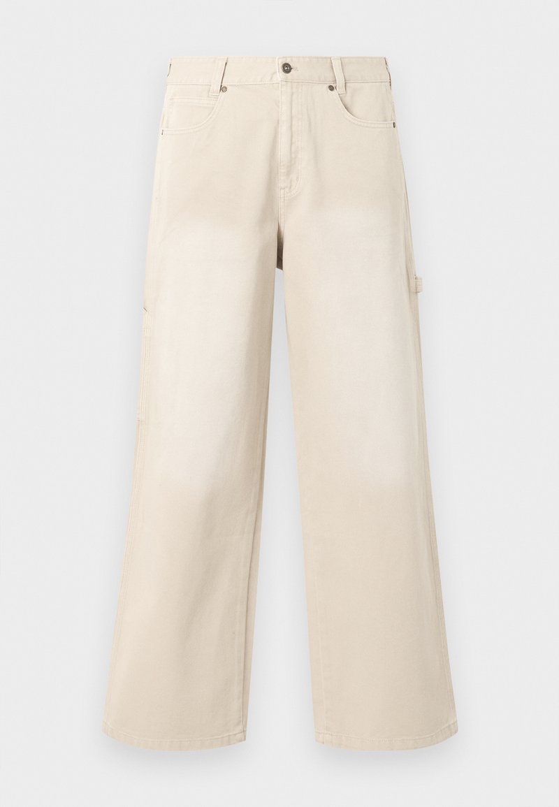 Pantaloni beige a gamba larga con tasche frontali, chiusura con bottoni e passanti per cintura, mostrati su uno sfondo bianco uniforme.