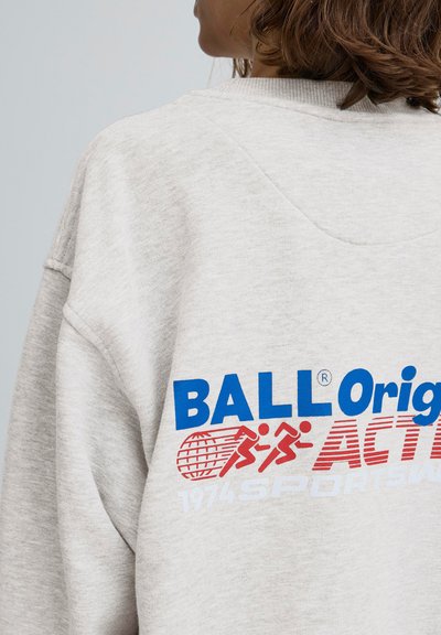 Szary sweatshirt o luźnym kroju z dużym, wielokolorowym wzorem tekstowym na plecach w niebieskim i czerwonym kolorze, z sportowymi akcentami.