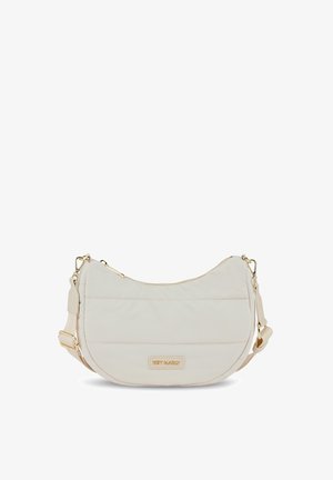 Beige doorgestikte schoudertas met een gebogen vorm, ritssluiting, goudkleurige hardware en een afneembare schouderband. Voorzien van een logopatch aan de voorkant.