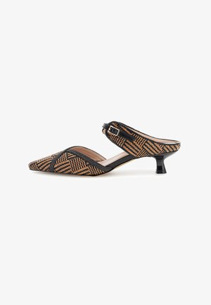 Puntige mule met lage zwarte hak, voorzien van een geweven patroon in tan en zwart en een verstelbare zwarte enkelband met gesp.
