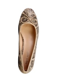 Ballerine beige et marron à motif peau de serpent avec un bout rond et un petit nœud sur le dessus, semelle intérieure beige avec le texte "super moda".