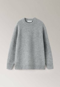 Pull en laine gris doux à manches longues avec col rond, poignets et ourlet côtelés, présenté sur un fond neutre.