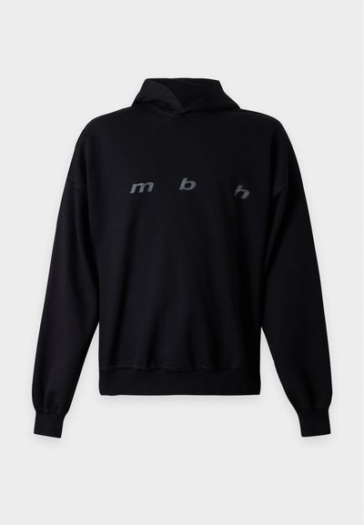 Sweat à capuche noir à manches longues avec un design au centre devant comportant des lettres minuscules "m b h" espacées uniformément sur la poitrine.