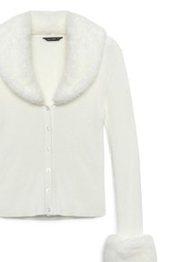 Cardigan bianco a coste con colletto e polsini in morbida pelliccia sintetica. Presenta una chiusura frontale con bottoni trasparenti e maniche lunghe aderenti.