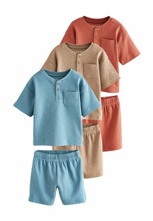Fire sæt børnetøj: kortærmede bluser og shorts i blå, beige og røde nuancer. Tekstureret stof med lomme detaljer og knaplukning.