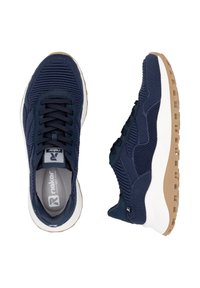 Baskets bleu marine avec tige en mesh texturé et en suède, bout arrondi, design à lacets, semelle blanche rembourrée et semelle en caoutchouc brun.