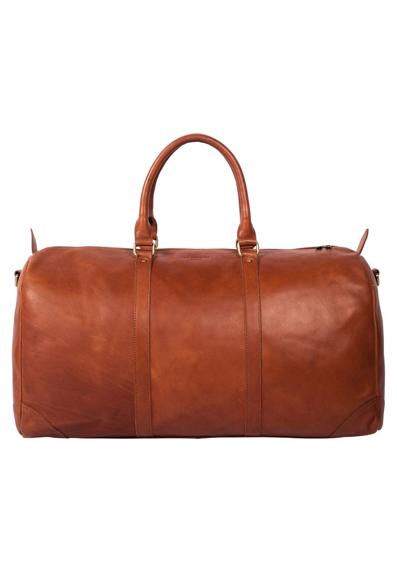 Braune Lederreisetasche mit glatter Oberfläche, runder Form, zwei oberen Traggriffen und goldfarbener Hardware. Reißverschluss oben.