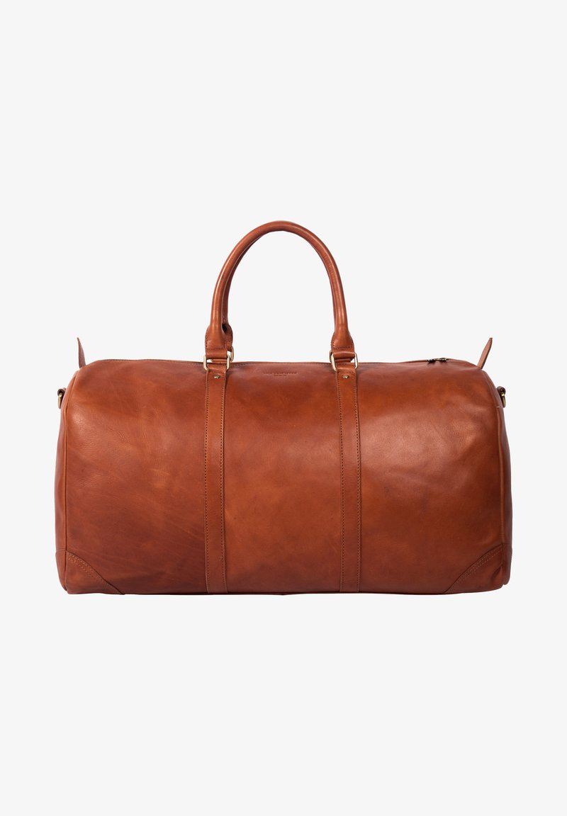 Braune Lederreisetasche mit glatter Oberfläche, runder Form, zwei oberen Traggriffen und goldfarbener Hardware. Reißverschluss oben.