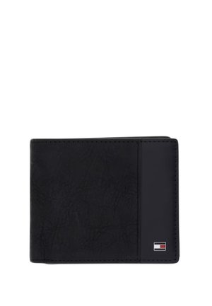 Portafoglio nero bifold con sezioni in pelle texturizzata e liscia e un piccolo logo rettangolare rosso, bianco e blu nell'angolo in basso a destra.