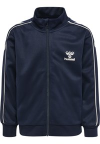 Chaqueta atlética marinera con cremallera completa, cuello alto, rayas laterales blancas y un pequeño logotipo en el pecho, fabricada con material suave y ligero.