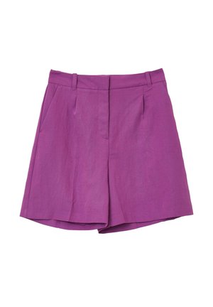 Shorts en lin violet à taille haute, avec deux poches avant et des plis subtils pour une texture supplémentaire. L'ourlet tombe juste au-dessus du genou.