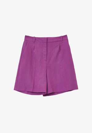 Lila Leinen-Shorts mit hohem Bund, ausgestattet mit zwei Fronttaschen und dezenten Falten für zusätzliche Textur. Der Saum endet knapp oberhalb des Knies.