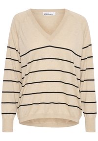 Pull beige à col en V fabriqué en matière douce, avec des rayures noires horizontales, des épaules tombantes et une coupe décontractée avec des poignets côtelés.