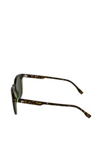 Occhiali da sole in tartaruga con lenti verdi, montatura rettangolare e aste sottili con un dettaglio discreto del logo del marchio.